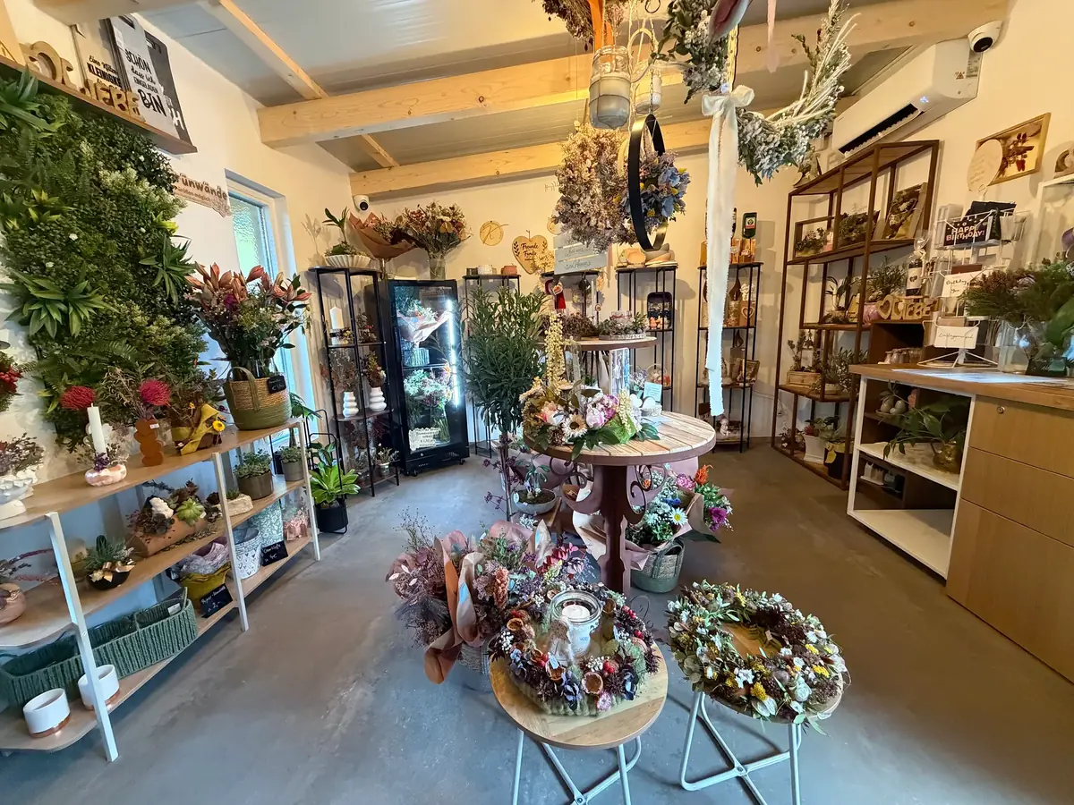Innenraum des DomiFlor Selbstbedienungsladens in Fladnitz mit Blumensträußen, Gestecken und Pflanzen